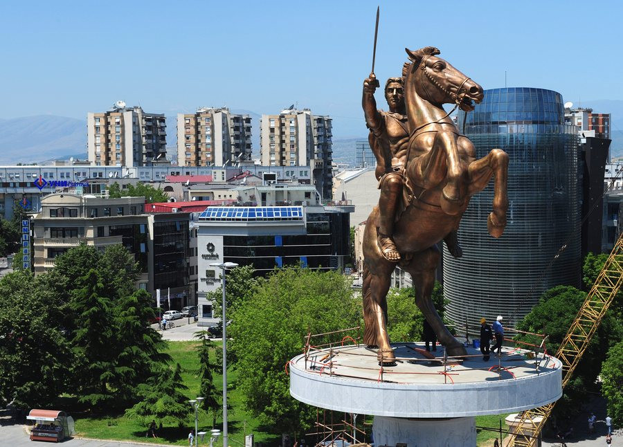 Βόρεια Μακεδονία: Επιγραφή για την ελληνικότητα του Μέγα Αλέξανδρου στο άγαλμά του
