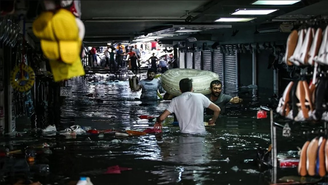 Χάος στην Κωνσταντινούπολη – Πλημμύρισε το Μεγάλο Παζάρι