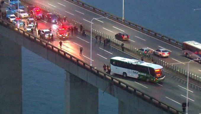Ρίο ντε Τζανέιρο: Ένοπλος κρατά ομήρους σε λεωφορείο