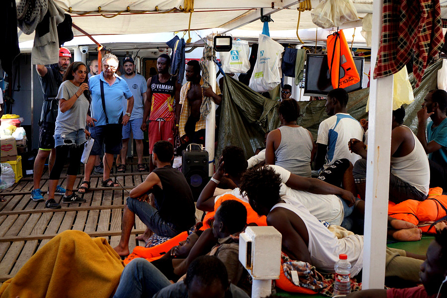 Απελπισμένοι πρόσφυγες πηδάνε στη θάλασσα από το πλοίο Open Arms [Βίντεο]