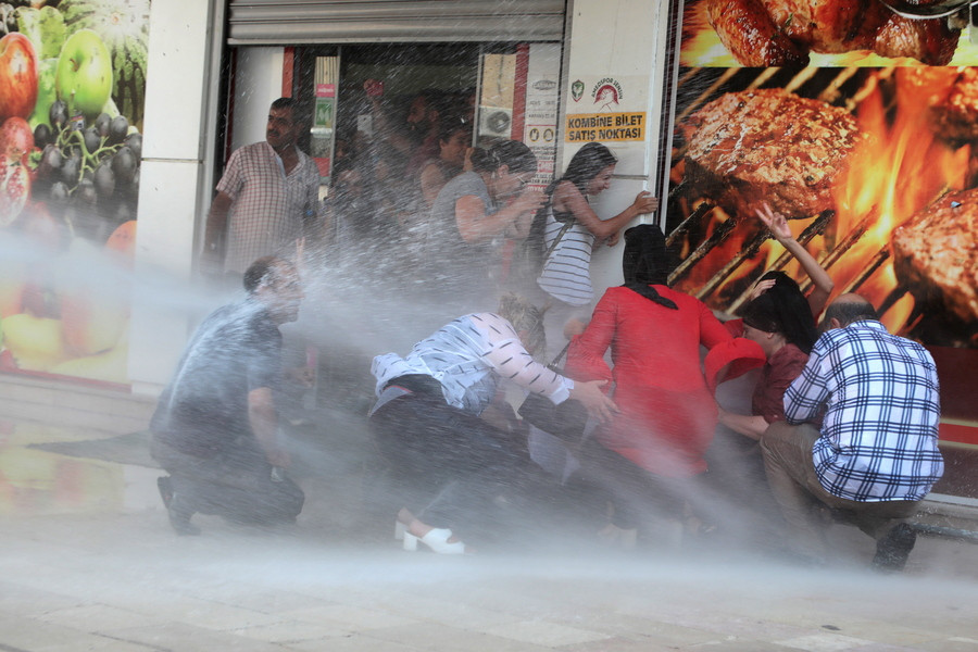 Τουρκία: Βίαιη καταστολή διαδηλώσεων για την αποπομπή τριών δημάρχων του HDP [Βίντεο]