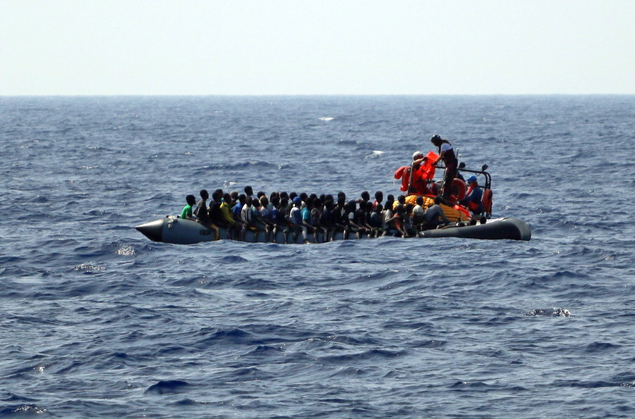 Νέα προσφυγική τραγωδία στη Μεσόγειο: Τουλάχιστον 100 άνθρωποι πνίγηκαν ανοιχτά της Λιβύης
