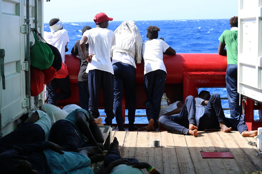 Το Ocean Viking εκπέμπει SOS: Μειώνονται οι προμήθειες και κανείς δε δέχεται τους 356 μετανάστες