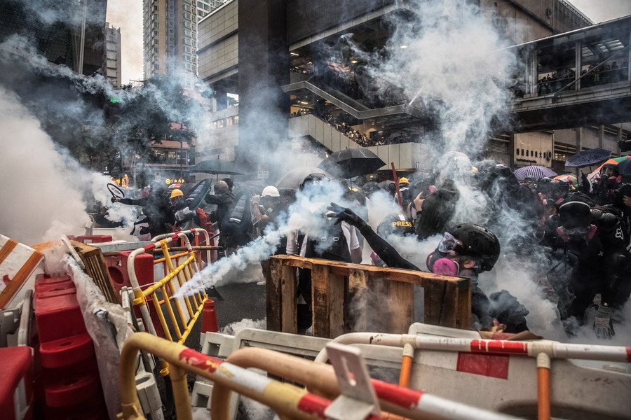 Χονγκ Κονγκ: Για πρώτη φορά η αστυνομία ανοίγει πυρ κατά διαδηλωτών