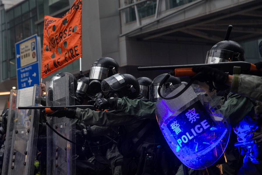 Βγήκαν τα όπλα ενάντια στους διαδηλωτές στο Χονγκ Κονγκ