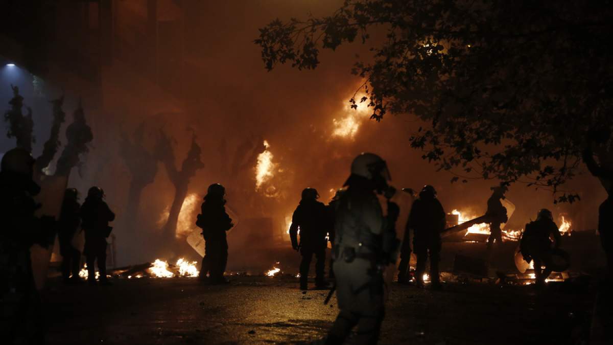 Mολότοφ και πέτρες κατά των ΜΑΤ στα Εξάρχεια