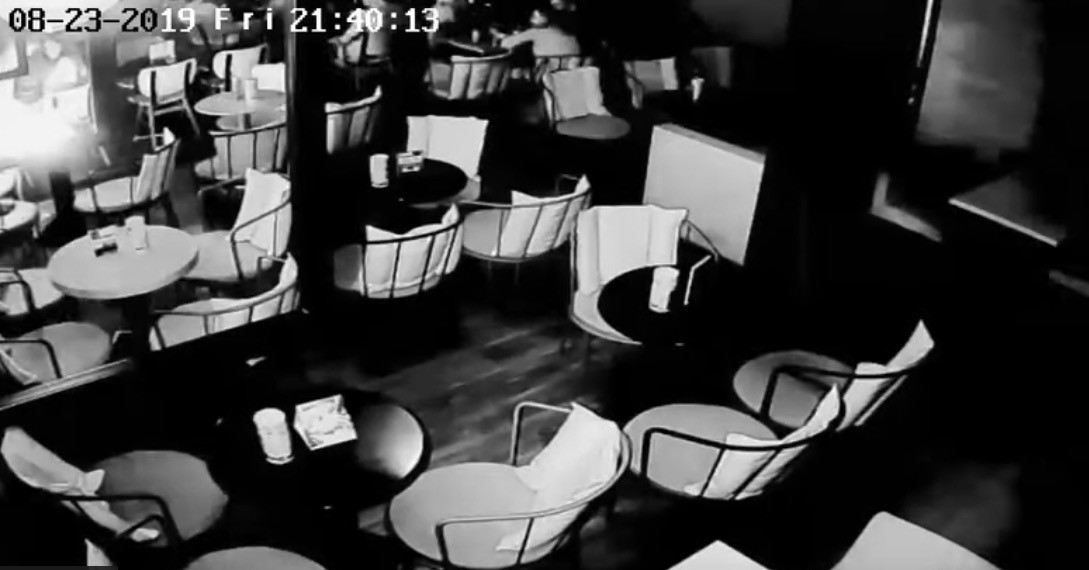 Tρίκαλα: Eξερράγη κινητό μέσα σε καφετέρια [Βίντεο]
