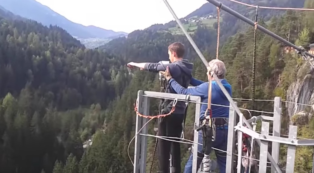 Όταν πας για bungee jumping και το μετανιώνεις τελευταία στιγμή [ΒΙΝΤΕΟ]