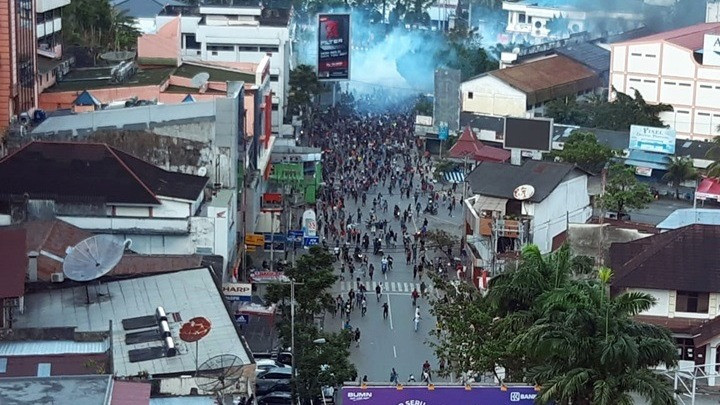 Ταραχές στην Ινδονησία, με τους διαδηλωτές να καίνε κτίρια και αυτοκίνητα