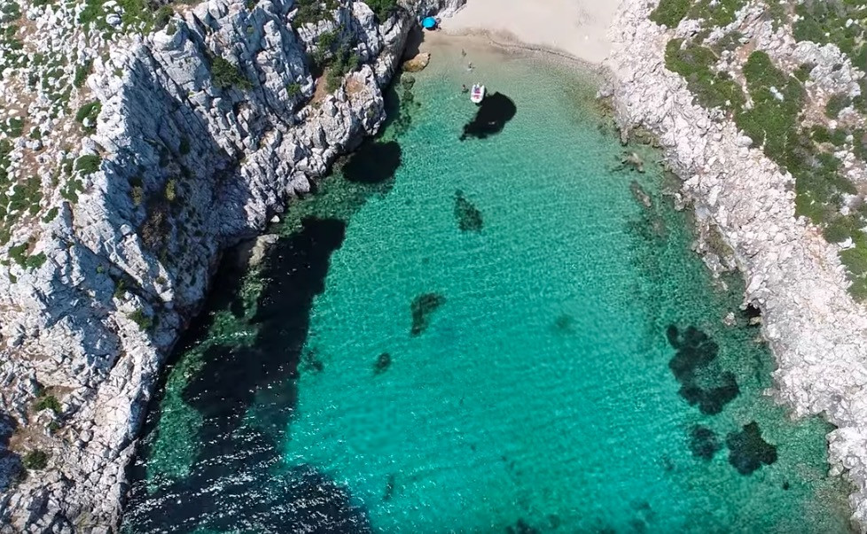 Το άγνωστο ελληνικό νησί με το ναυάγιο και την εξωτική παραλία [ΒΙΝΤΕΟ]