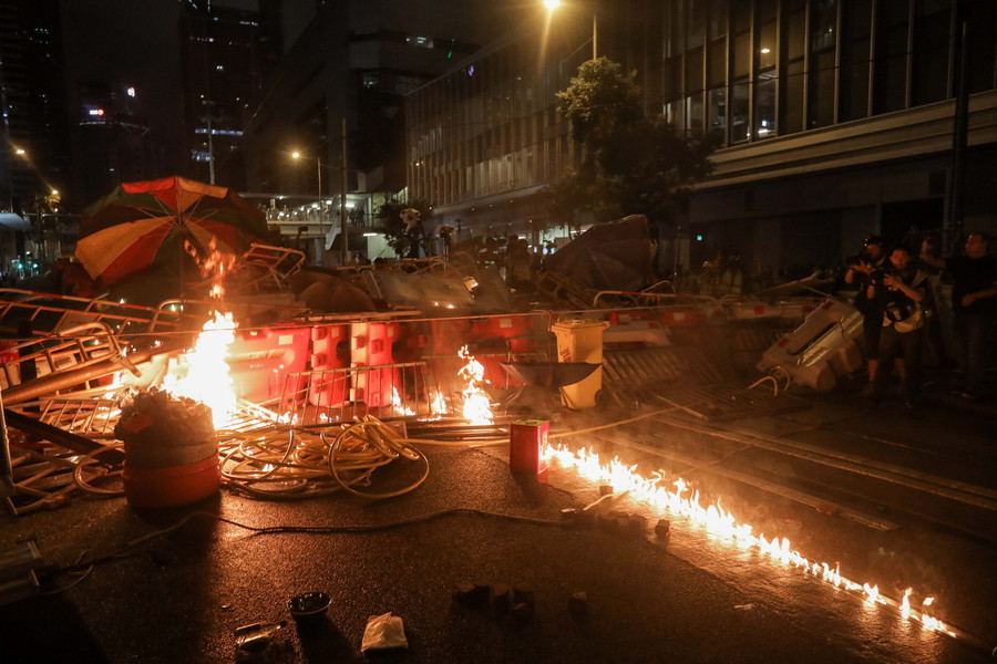 Συγκρούσεις αστυνομίας – διαδηλωτών στο Χονγκ Κονγκ [Βίντεο]