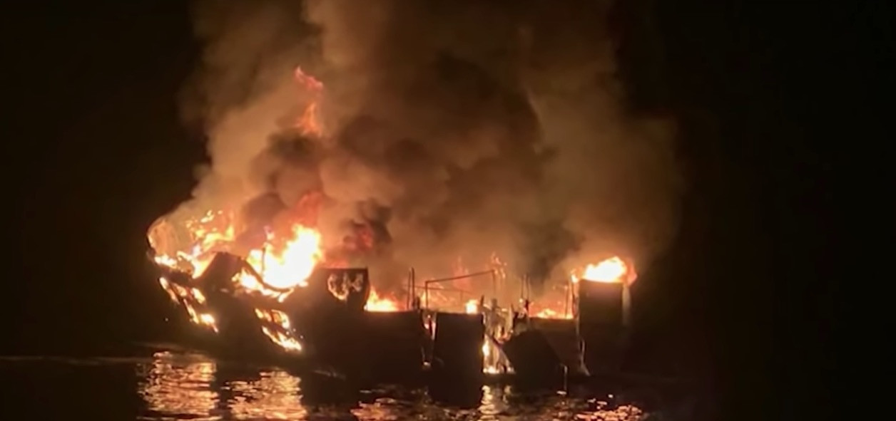 Εντοπίστηκαν 25 νεκροί στο φλεγόμενο πλοίο στην Καλιφόρνια: Εννιά οι αγνοούμενοι [Βίντεο]