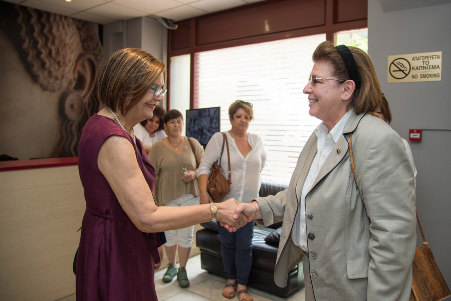 Ζορμπά κατά Μενδώνη: Μάρμαρα και λάσπη