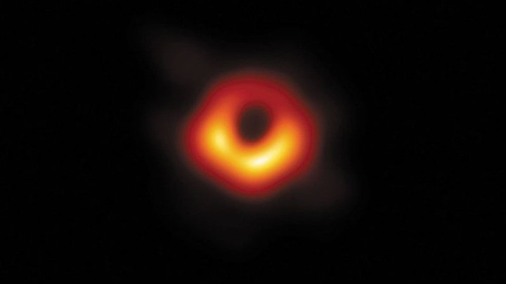 «Όσκαρ» Φυσικής στην επιστημονική ομάδα που φωτογράφισε τη μαύρη τρύπα