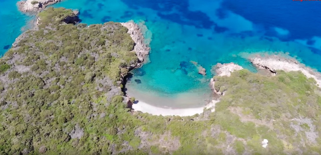 Φορμίκουλα: Το άγνωστο νησάκι του Ιονίου που θυμίζει Μπαχάμες [ΒΙΝΤΕΟ]