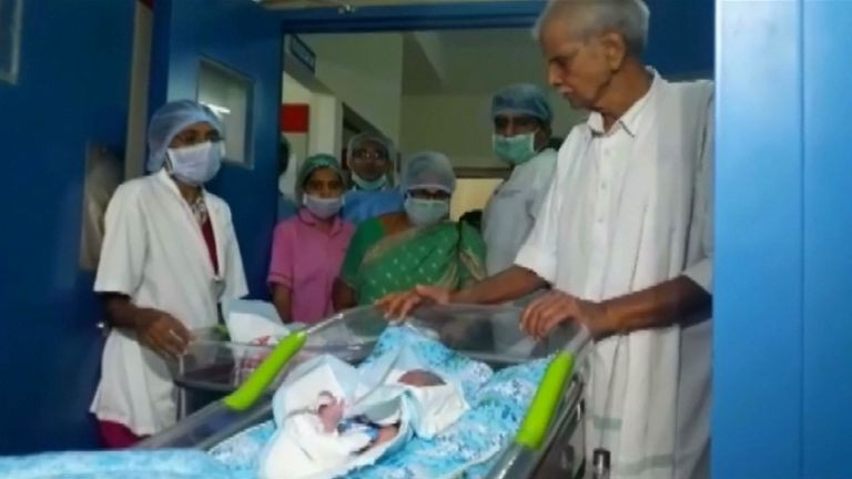 Ινδία: 73χρονη γέννησε δίδυμα [Βίντεο]