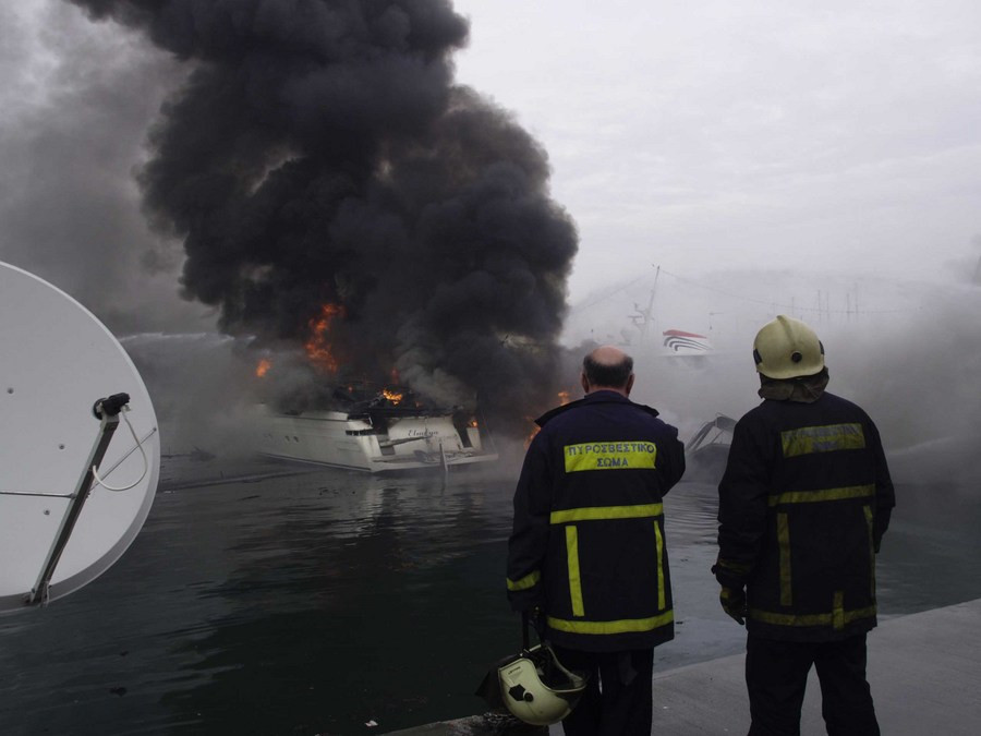 Φωτιά σε ιστιοφόρο με δύο επιβάτες στην Αίγινα