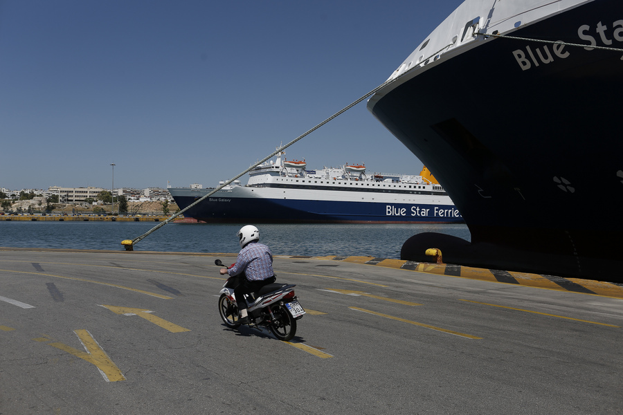 Δεμένα τα πλοία σε Πειραιά – Λαύριο λόγω ισχυρών ανέμων