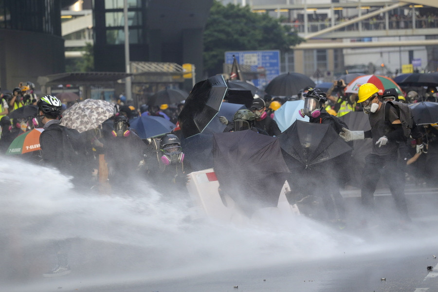Πεδίο συγκρούσεων μεταξύ αστυνομίας – διαδηλωτών πάλι το κέντρο του Χογκ Κογκ