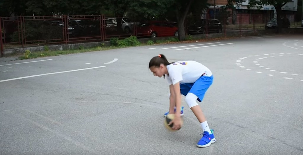 Μια έφηβη ανερχόμενο ταλέντο στο μπάσκετ [ΒΙΝΤΕΟ]