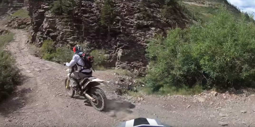 Τύχη βουνό: Mοτοσικλετιστής πέφτει από γκρεμό και γλιτώνει [ΒΙΝΤΕΟ]