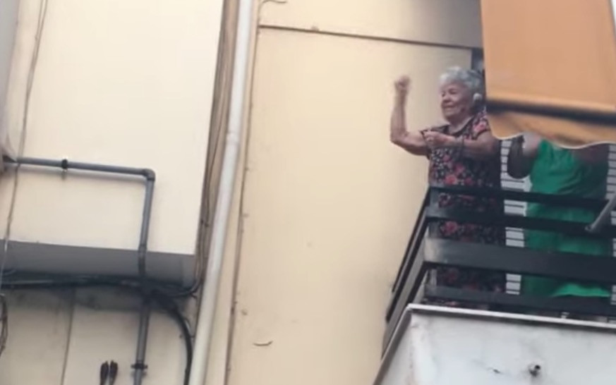 Γιαγιά υποδέχεται με υψωμένη γροθιά την πορεία για τον Παύλο Φύσσα [Βίντεο]