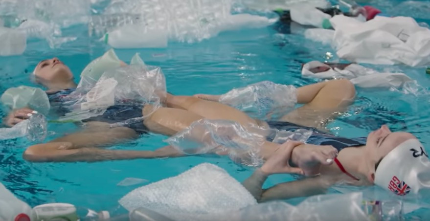 Έτσι είναι να κολυμπάς ανάμεσα σε πλαστικά σκουπίδια [Βίντεο]