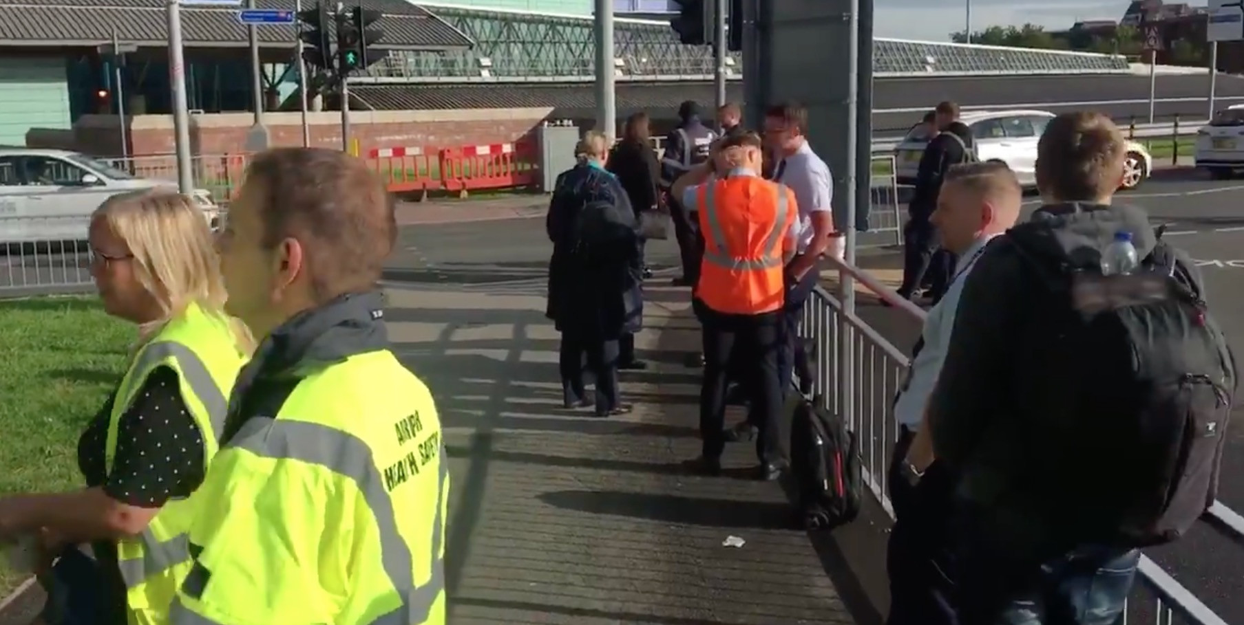Χαμός με ύποπτο δέμα στο αεροδρόμιο του Μάντσεστερ – Μία σύλληψη [Βίντεο]