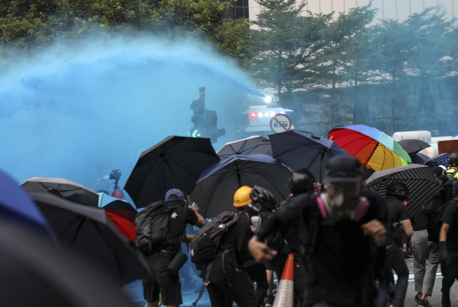 Νέες διαδηλώσεις στο Χονγκ Κονγκ με δεκάδες συλλήψεις, κανόνια νερού, δακρυγόνα και πυρά [Bίντεο]
