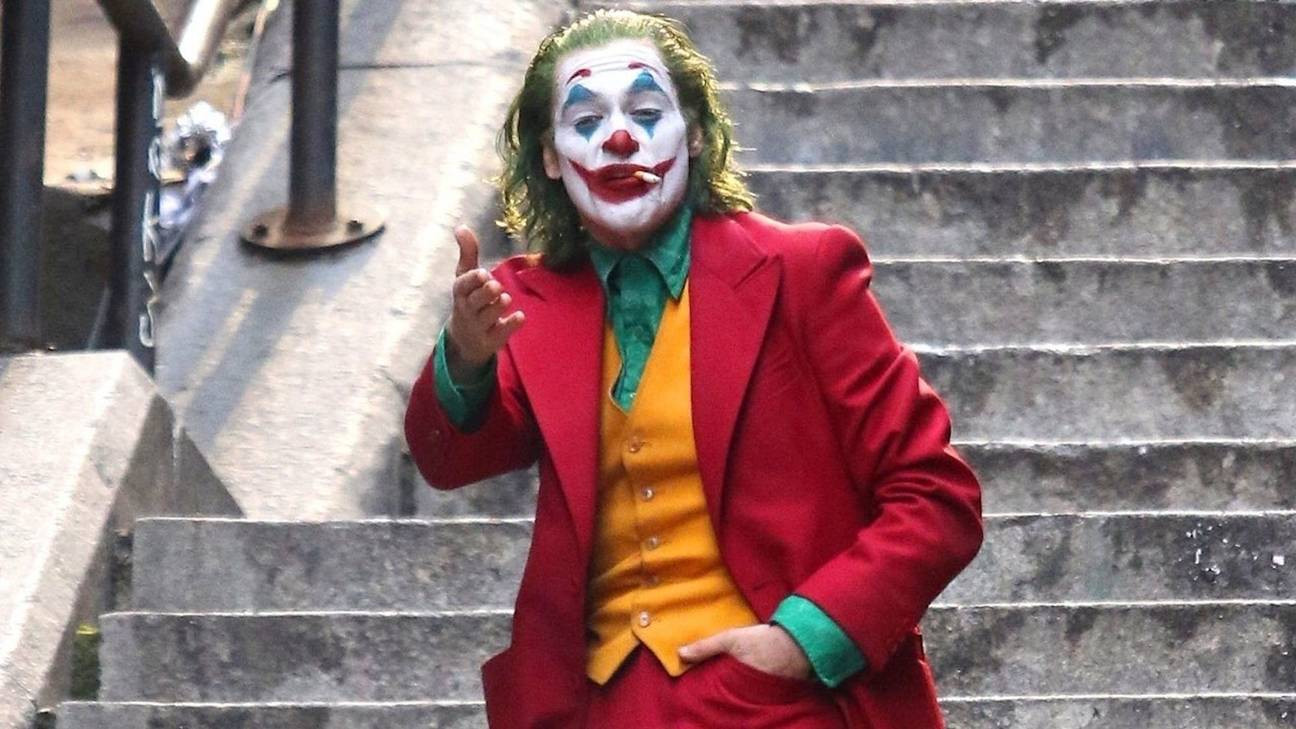 «Joker»: Ο Χοακίν Φίνιξ χαμογελά με αυτοπεποίθηση και οδεύει προς το Όσκαρ του