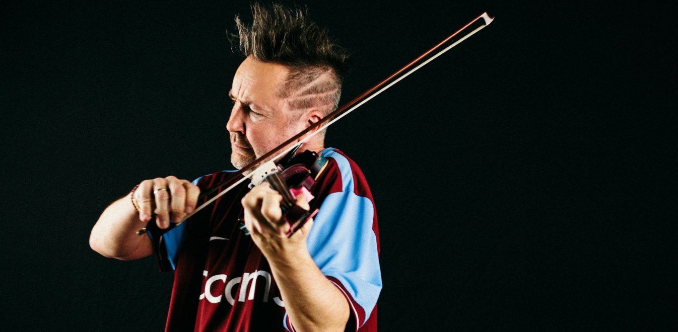 Ο σούπερσταρ του βιολιού Nigel Kennedy επιστρέφει στην Αθήνα