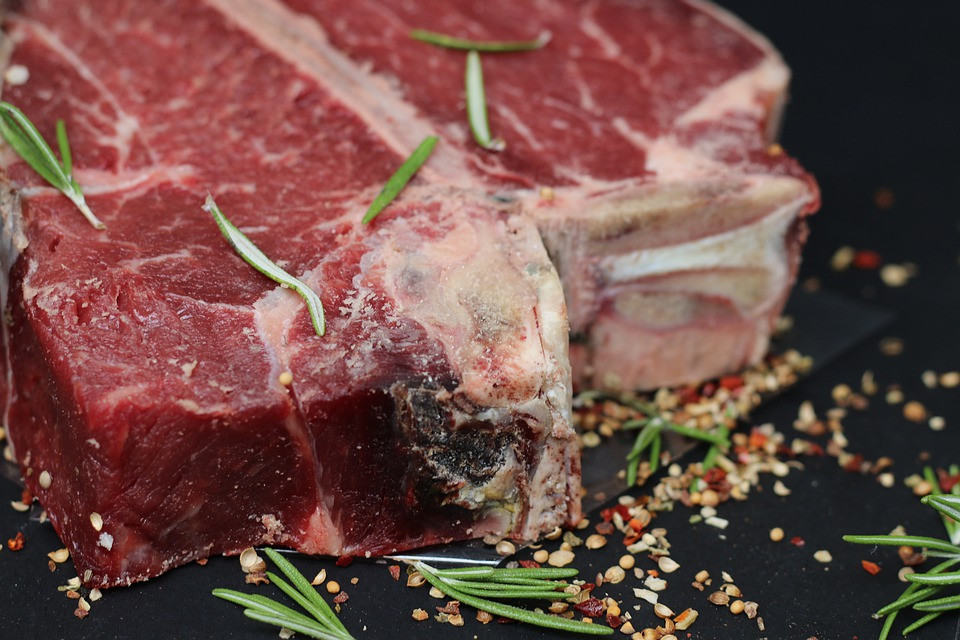 «Στα μαχαίρια» οι επιστήμονες για το κόκκινο κρέας