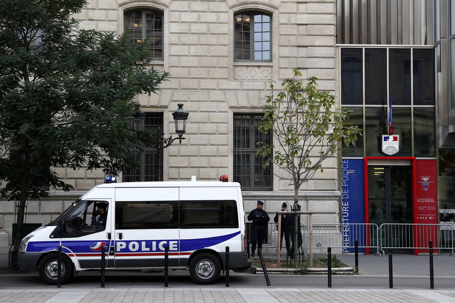 Επίθεση στα κεντρικά της αστυνομίας στο Παρίσι με πέντε νεκρούς
