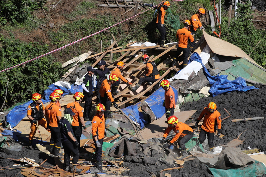 Φονικός τυφώνας χτύπησε τη Νότια Κορέα – Άνθρωποι πνίγηκαν στη λάσπη