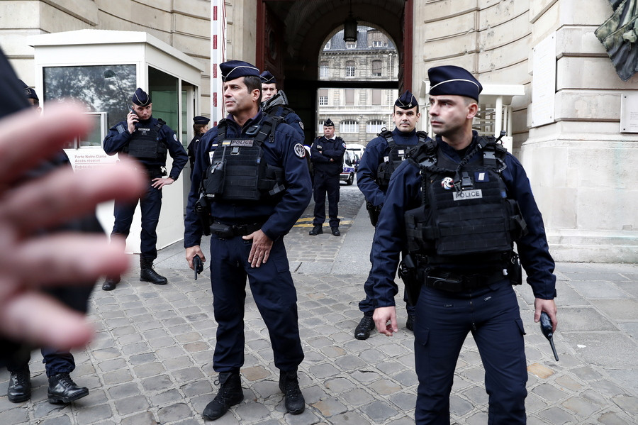 Το προφίλ του δράστη της επίθεσης στο αρχηγείο της αστυνομίας του Παρισιού