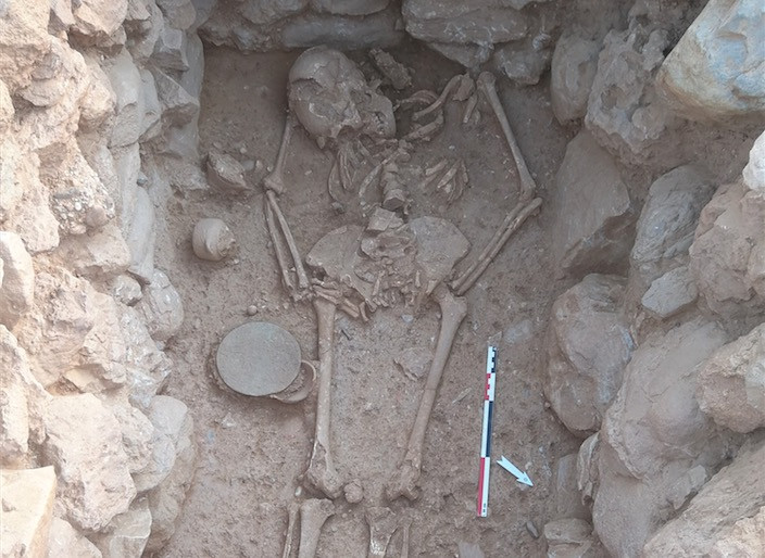 Κρήτη: Αποκαλύφθηκε μινωικός τάφος που «φιλοξενούσε» τον σκελετό μιας γυναίκας