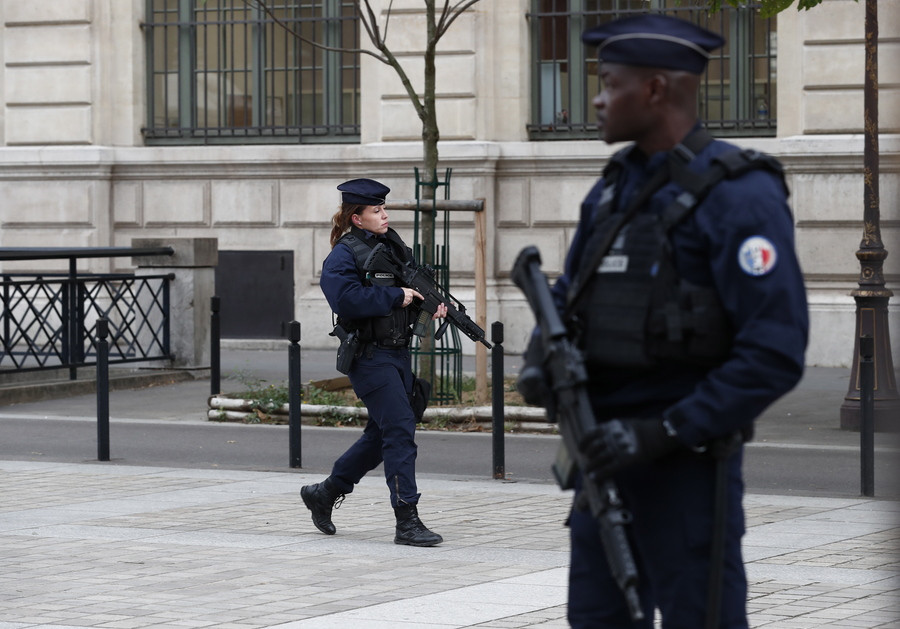 Στην Αντιτρομοκρατική τελικά οι έρευνες για την επίθεση στο Παρίσι