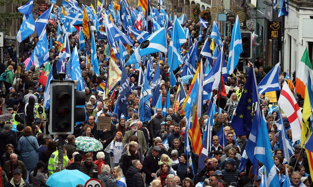 Χιλιάδες Σκωτσέζοι στο Εδιμβούργο διαδήλωσαν υπέρ της ανεξαρτησίας [Βίντεο]