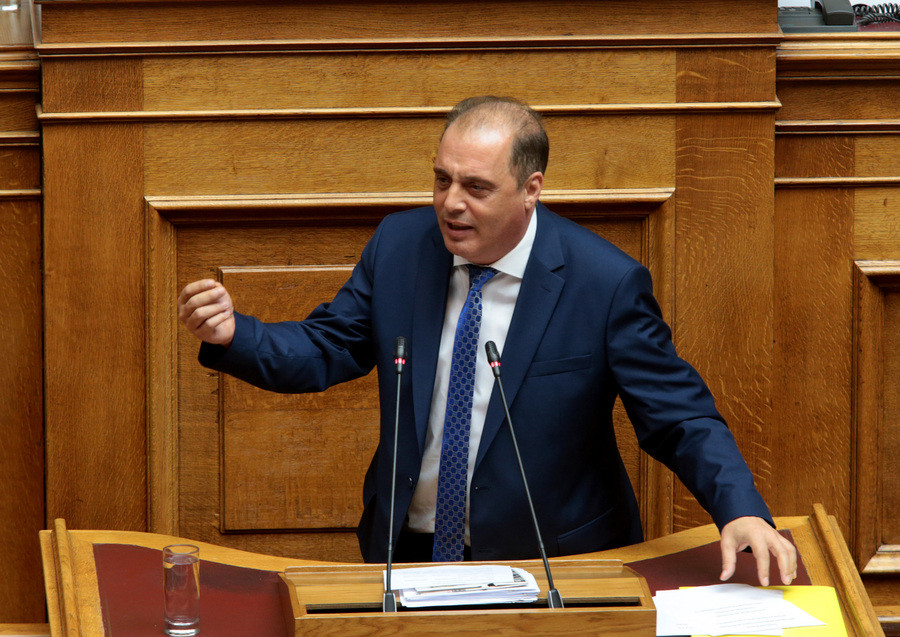 Βελόπουλος κατά ΝΔ: Είστε δειλοί, αυτή είναι η κυβέρνησή σας… άδεια έδρανα!