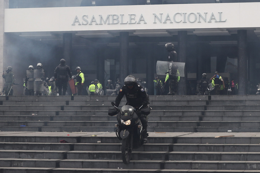 Ισημερινός: Κατάσταση πολιορκίας, αυτόχθονες κατέλαβαν για λίγο το άδειο κοινοβούλιο