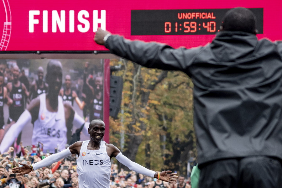 Ο Κενυάτης Κιπτσόγκε έγινε ο πρώτος άνθρωπος που έτρεξε μαραθώνιο σε λιγοτέρο από δυο ώρες [Βίντεο]