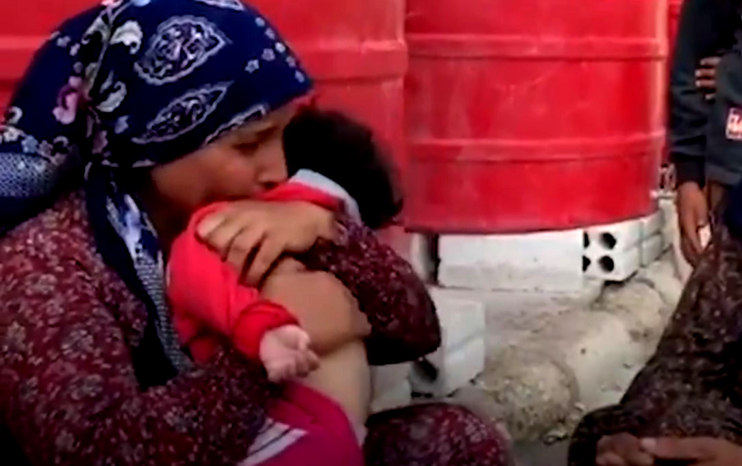 Το σπαρακτικό ξέσπασμα της Κούρδισας μάνας [Βίντεο]