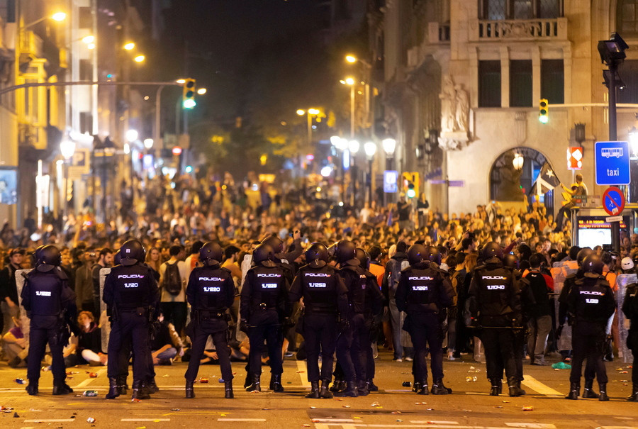 Μαζικές διαδηλώσεις στη Βαρκελώνη μετά την καταδίκη των Καταλανών αυτονομιστών [Βίντεο]