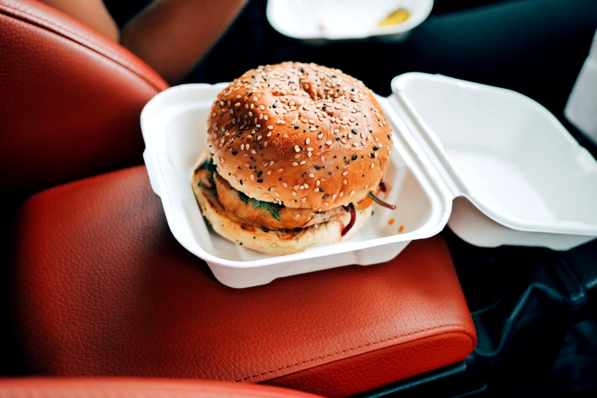 Το fast food κρύβει ακόμη έναν κίνδυνο, τα «παντοτινά χημικά»