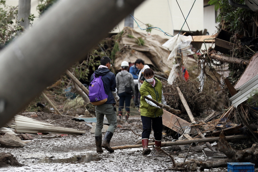 Δεκάδες νεκρούς και τεράστιες καταστροφές αφήνει πίσω του ο τυφώνας Χαγκίμπις