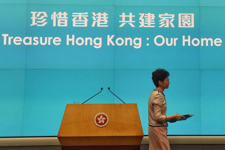 Χονγκ Κονγκ: Γιούχαραν τη Λαμ μέσα στη Βουλή [Βίντεο]