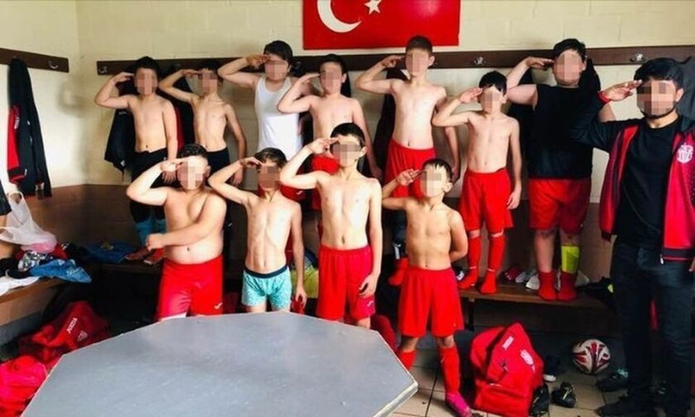 Τούρκικη ομάδα στο Βέλγιο έβαλε 10χρονους ποδοσφαιριστές  να χαιρετήσουν στρατιωτικά [Βίντεο]