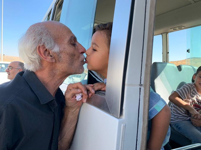 Στιγμιότυπο από Συρία: Παππούς αποχαιρετά το εγγόνι του