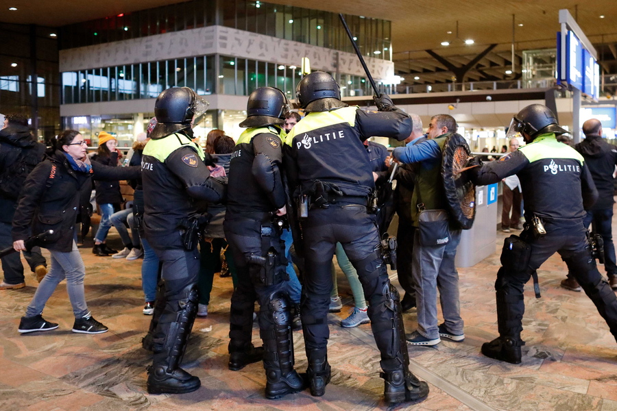 Συγκρούσεις Κούρδων και Τούρκων στην Ολλανδία [Βίντεο]