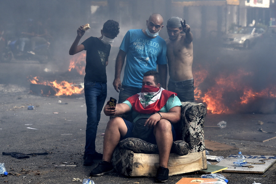 Λίβανος: Μαζικές διαδηλώσεις, φωτιές και οδοφράγματα για την οικονομική κρίση